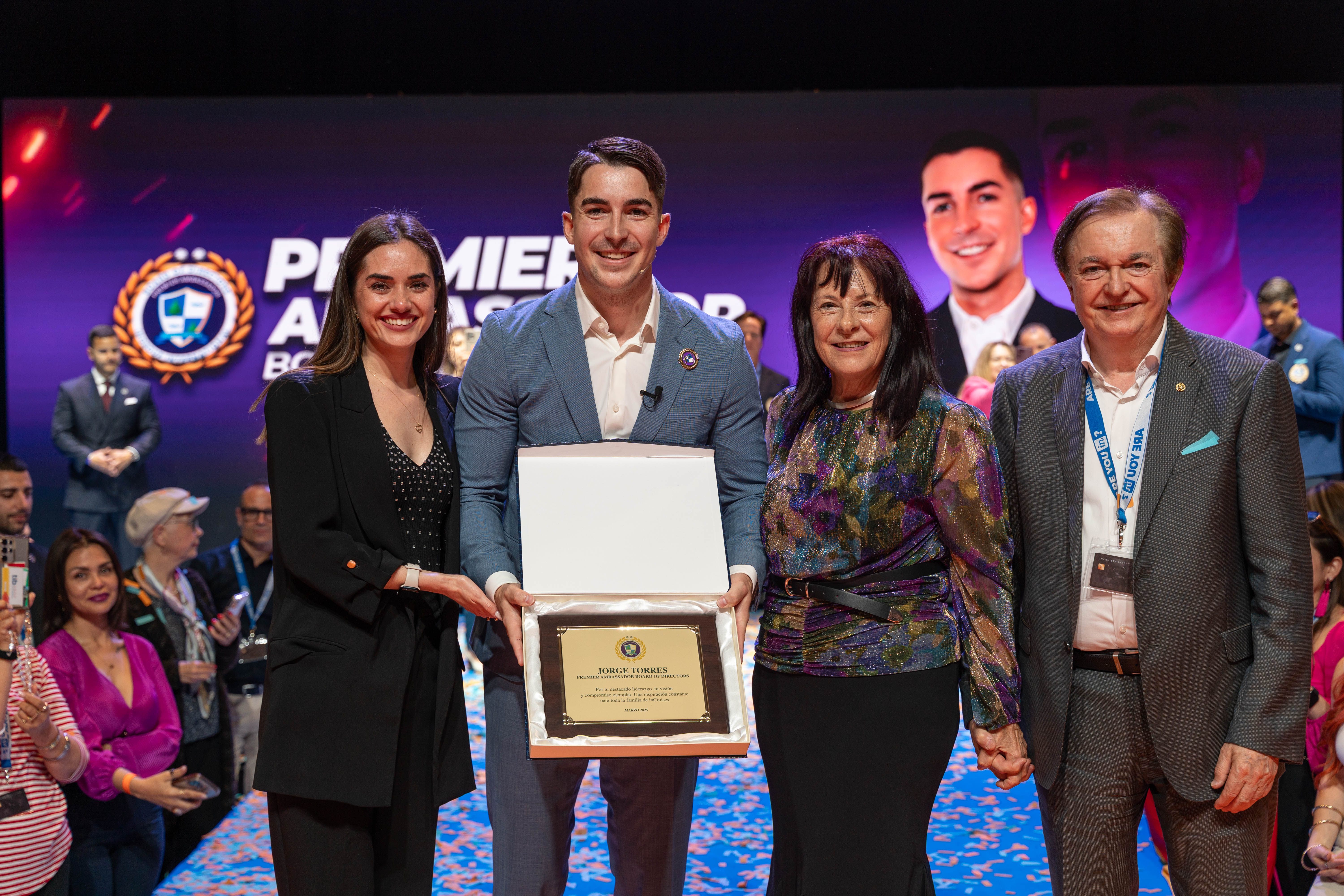 Jorge Torres recibiendo el reconocimiento Premier Ambassador Board of Director junto a su familia
