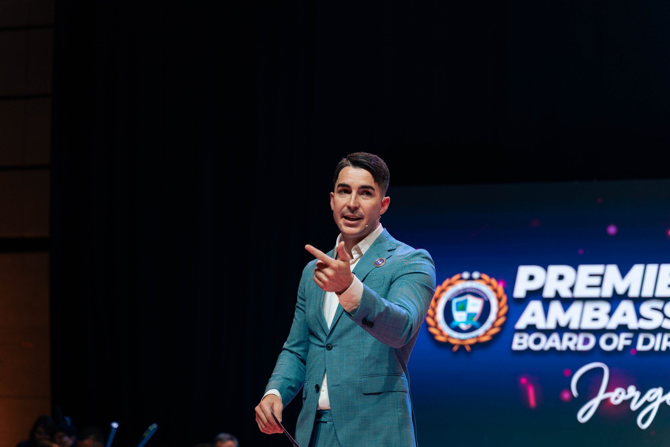 Jorge Torres Culla liderando sobre el escenario en un evento de inCruises