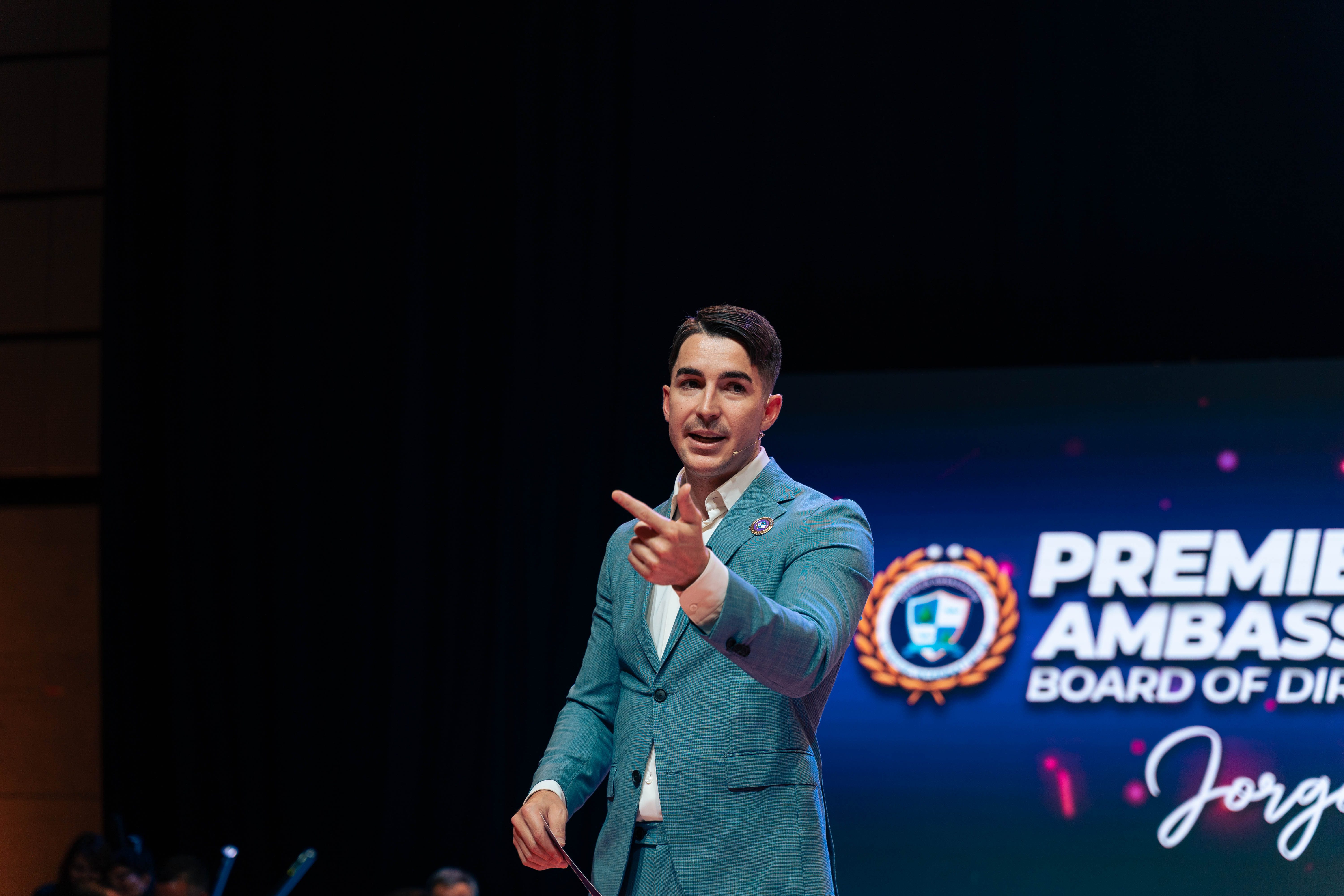Jorge Torres liderando en el escenario de inCruises