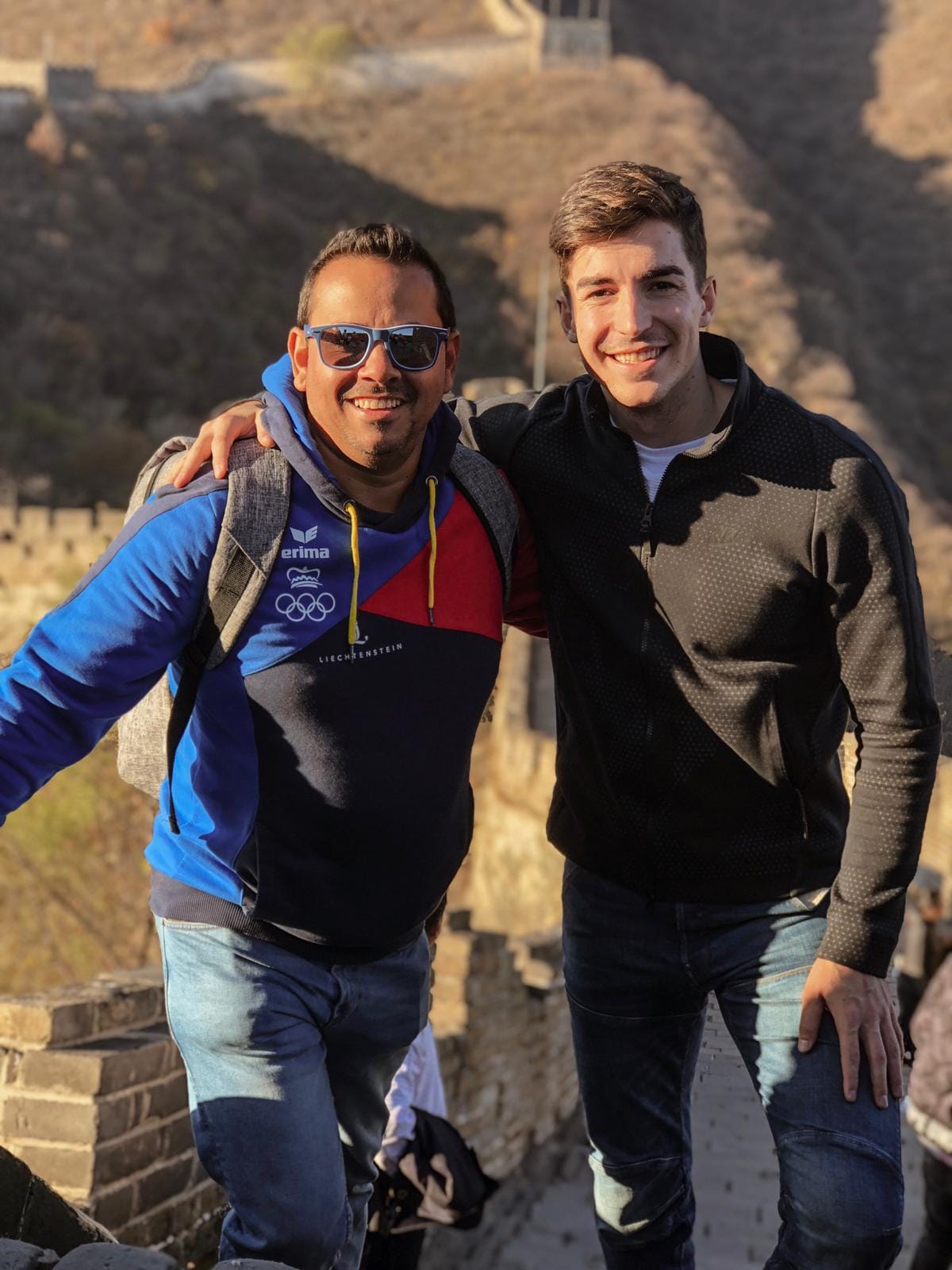Jorge Torres con Frank Codina, cofundador de inCruises, en la Gran Muralla China en 2018